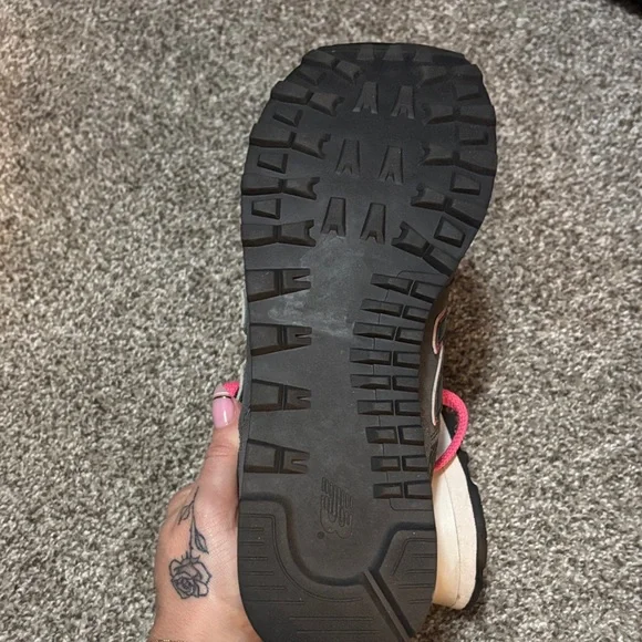 New Balance Women's Gray Sneakers with Pink Accents - Picture 3 of 7